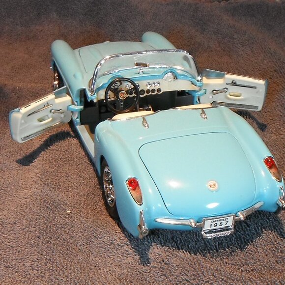 1957 CHEVROLET CORVETTE CONVERTIBLE BY ROAD TOUGH 1/18 SCALE DIE-CAST METAL - Picture 3 of 6